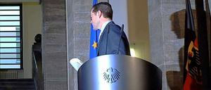 Bundesverteidigungsminister Karl-Theodor zu Guttenberg (CSU) hat den Rücktritt von seinen politischen Ämtern bekannt gegeben. Er wolle damit Schaden vom Ministeramt, von seiner Partei, den Soldaten aber auch der Wissenschaft abwenden, sagte Guttenberg vor Journalisten in Berlin.