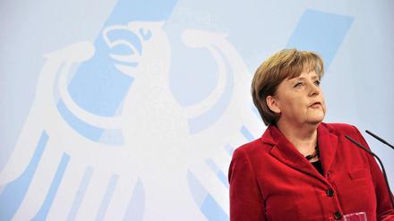 Nach dem Rücktrittsgesuch ihres Verteidigungsministers Guttenberg tritt Kanzlerin Angela Merkel vor die Presse. Trotz des Rücktritts wegen der Plagiatsaffäre werde sie auch künftig im Gespräch mit Guttenberg bleiben. Zu einem Nachfolger schweigt sie sich aus.