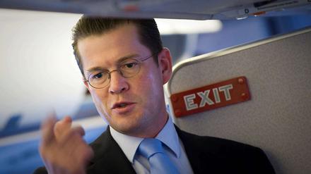 Die Exit-Strategie: "Ich habe die Grenzen meiner Kräfte erreicht", sagt Verteidigungsminister Guttenberg zum Ende seiner Rücktrittserklärung. Ein klares Schuldeingeständnis beinhaltet seine kurze Ansprache nicht.