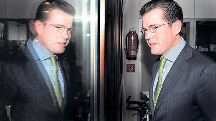 Ende Februar wird die Empörung der Forschergemeinschaft sichtbar über das, was sich Karl-Theodor zu Guttenberg geleistet hat. Auch sein Doktorvater wendet sich ab: "Nicht akzeptabel" seien die "schwerwiegenden Mängel" in der Arbeit, erklärt bitter enttäuscht der emeritierte Professor Peter Häberle.