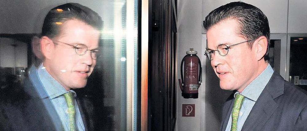 Ende Februar wird die Empörung der Forschergemeinschaft sichtbar über das, was sich Karl-Theodor zu Guttenberg geleistet hat. Auch sein Doktorvater wendet sich ab: "Nicht akzeptabel" seien die "schwerwiegenden Mängel" in der Arbeit, erklärt bitter enttäuscht der emeritierte Professor Peter Häberle.