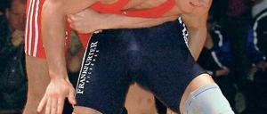 Ausgehebelt. Die KG Frankfurt/Eisenhüttenstadt (hier in Blau), hat sich aus der Bundesliga zurückgezogen. Foto: Imago