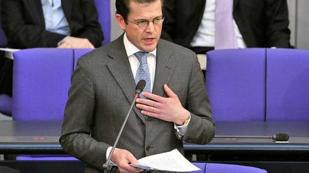 Verteidigungsminister Karl-Theodor zu Guttenberg räumt im Bundestag erneut Fehler in seiner Doktorarbeit ein, schließt einen Rücktritt aber aus. Er habe eine "offensichtlich sehr fehlerhafte Doktorarbeit geschrieben", sagt er in der Fragestunde des Parlaments. Den Vorwurf einer Täuschung weist Guttenberg erneut zurück. "Ich habe mehrfach gesagt, dass ich diese Doktorarbeit persönlich geschrieben habe", betont er.