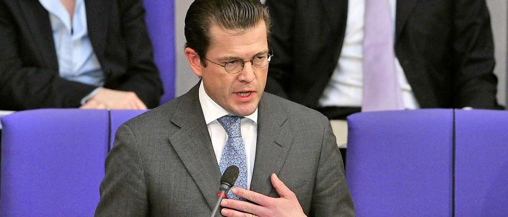 Verteidigungsminister Karl-Theodor zu Guttenberg räumt im Bundestag erneut Fehler in seiner Doktorarbeit ein, schließt einen Rücktritt aber aus. Er habe eine "offensichtlich sehr fehlerhafte Doktorarbeit geschrieben", sagt er in der Fragestunde des Parlaments. Den Vorwurf einer Täuschung weist Guttenberg erneut zurück. "Ich habe mehrfach gesagt, dass ich diese Doktorarbeit persönlich geschrieben habe", betont er.