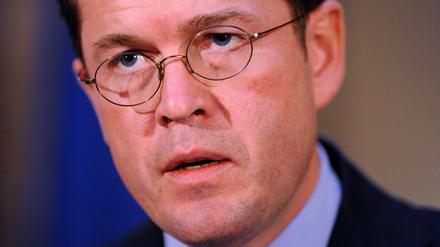 Die Staatsanwaltschaft Hof leitet offiziell ein Ermittlungsverfahren gegen Karl-Theodor zu Guttenberg ein. "Mittlerweile liegen über 100 Strafanzeigen im Zusammenhang mit den Plagiatsvorwürfen vor", sagt Oberstaatsanwalt Reiner Laib. Die Behörde prüfe den Sachverhalt.