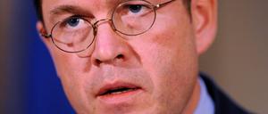 Die Staatsanwaltschaft Hof leitet offiziell ein Ermittlungsverfahren gegen Karl-Theodor zu Guttenberg ein. "Mittlerweile liegen über 100 Strafanzeigen im Zusammenhang mit den Plagiatsvorwürfen vor", sagt Oberstaatsanwalt Reiner Laib. Die Behörde prüfe den Sachverhalt.