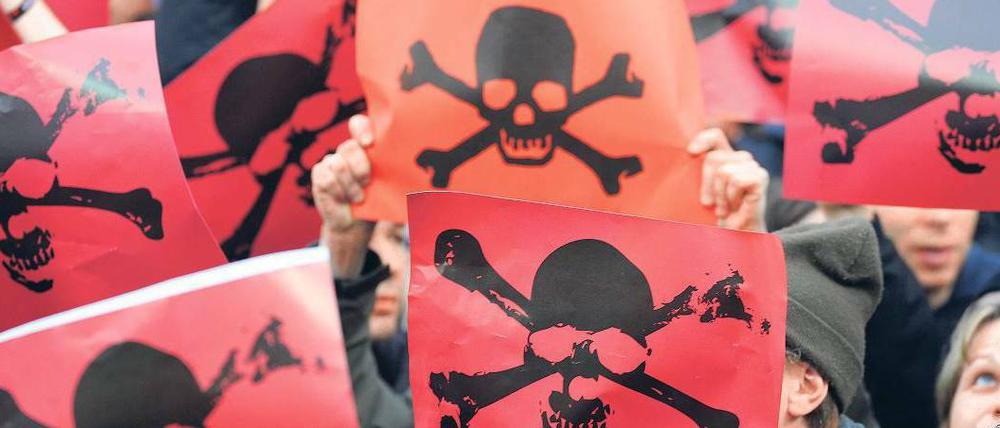 Schädelsführer. Beim Heimspiel gegen den SC Freiburg protestieren Fans des FC St. Pauli gegen Komerzialisierung.
