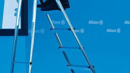 Besser festhalten. RWE, BASF, Henkel und – wie hier in München – die Allianz weckten am Donnerstag auf Pressekonferenzen auch Zweifel am Geschäftsverlauf. Foto: Reuters