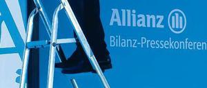 Besser festhalten. RWE, BASF, Henkel und – wie hier in München – die Allianz weckten am Donnerstag auf Pressekonferenzen auch Zweifel am Geschäftsverlauf. Foto: Reuters