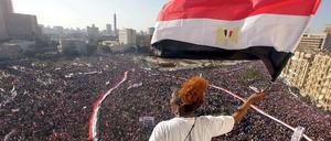 Eine Frau schwenkt die ägyptische Flagge über dem Tahrirplatz in Kairo. Eine Woche nach dem Rücktritt Mubaraks versammeln sich dort wieder über eine Million Menschen.