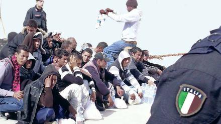 Fluchtpunkt Europa. Nach dem Sturz des tunesischen Machthabers Zine el Abidine Ben Ali waren mehrere tausend Flüchtlinge auf die italienische Ferieninsel Lampedusa gekommen. Jetzt befürchtet die italienische Regierung eine neue Flüchtlingswelle aus Libyen. 