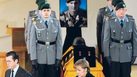Abschied. Zu der Trauerfeier im niederbayerischen Regen kamen auch Merkel und Guttenberg. 