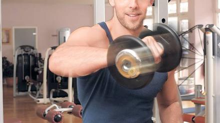Hantel hoch, Gewicht runter. Personaltrainer Andreas Heumann, 31, weiß, wie auch Einsteiger mit einfachen Übungen und ein wenig Ausdauer Speck ab- und Muskeln aufbauen. Auf dem beiliegenden Poster führt er es vor.