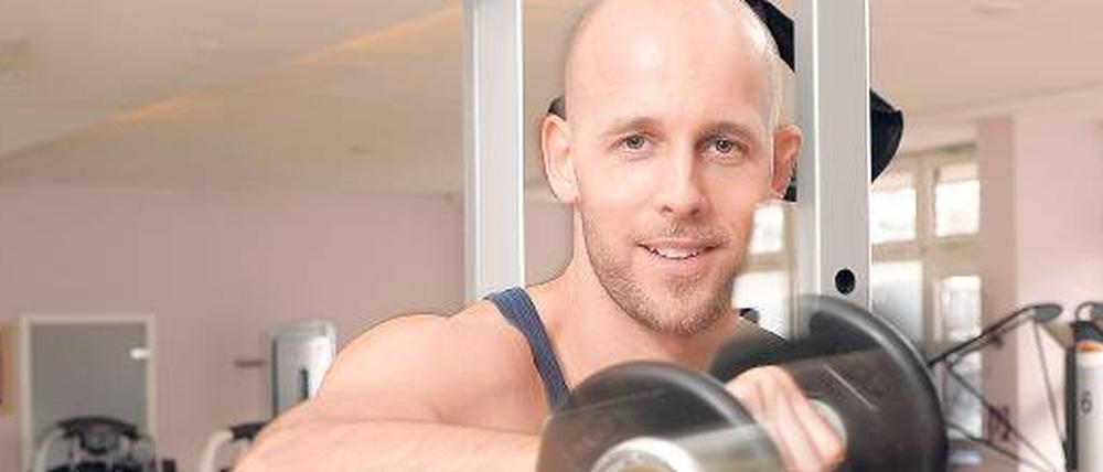 Hantel hoch, Gewicht runter. Personaltrainer Andreas Heumann, 31, weiß, wie auch Einsteiger mit einfachen Übungen und ein wenig Ausdauer Speck ab- und Muskeln aufbauen. Auf dem beiliegenden Poster führt er es vor.