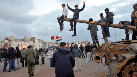 In Benghazi spielen Kinder auf einem der T 52 Panzer an der Corniche vor dem Gebäude des Gerichtshofes, der Zentrale der Aufständischen.