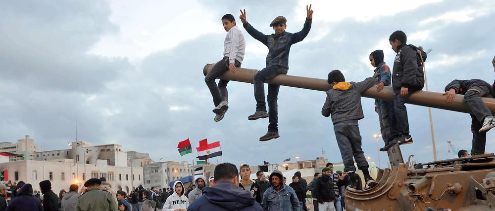 In Benghazi spielen Kinder auf einem der T 52 Panzer an der Corniche vor dem Gebäude des Gerichtshofes, der Zentrale der Aufständischen.
