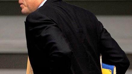 Weiter unter Druck: Karl-Theodor zu Guttenberg will im Amt bleiben.