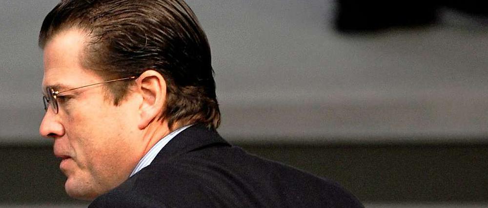 Weiter unter Druck: Karl-Theodor zu Guttenberg will im Amt bleiben.