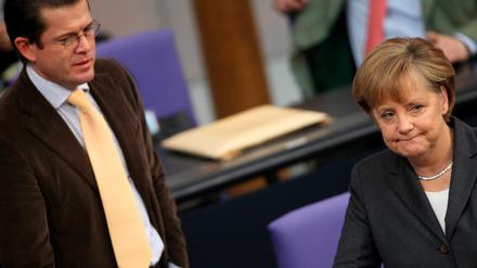 Ohne Doktortitel, aber mit voller Rückendeckung der Kanzlerin will Verteidigungsminister Karl-Theodor zu Guttenberg die Plagiatsaffäre durchstehen.