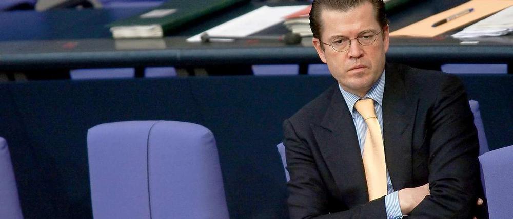 Nach wie vor beliebt: Verteidigungsminister zu Guttenberg mag in seiner Dissertation geschummelt haben. Viele Wähler stehen dennoch hinter ihm. 