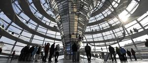 Das Volk im Reichstagshimmel. Die begehbare Kuppel thront hoch über dem Sitzungssaal der gewählten Volksvertreter.