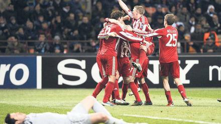 Da legst di nieder. Gomez’ spätes Siegtor streckt Inters Torwart Cesar zu Boden und wirkt stimmungsfördernd auf die Bayern.