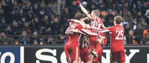 Da legst di nieder. Gomez’ spätes Siegtor streckt Inters Torwart Cesar zu Boden und wirkt stimmungsfördernd auf die Bayern.