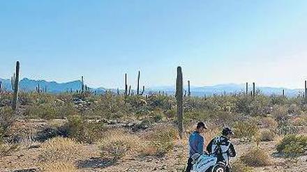 Sein Schatten wird immer größer. Kaymer und sein Caddy unterwegs in Arizona. Foto: AFP