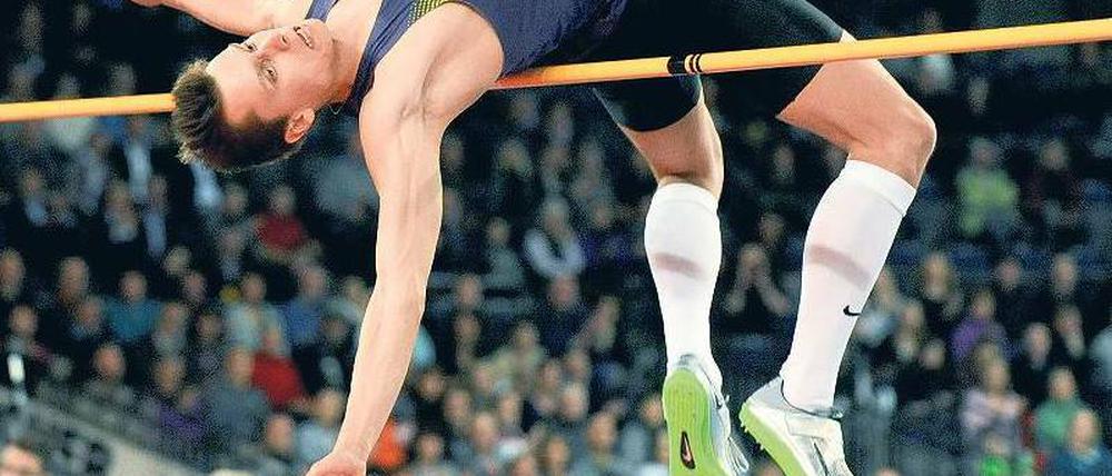 Krümmt sich für den Erfolg. Raúl Spank möchte der beste deutsche Hochspringer werden. 2,37 Meter müsste er dafür überqueren. Zu diesem deutschen Rekord von Carlo Thränhardt fehlen ihm noch vier Zentimeter. Foto: dpa