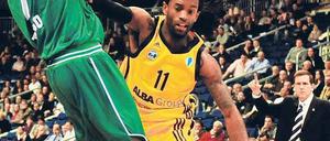 Verbotener Drang. Albas Jenkins (r.) setzt sich mit unerlaubten Mitteln durch.Foto: dapd