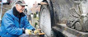 Auf dem Jüdischen Freidhof in Weißensee wird bereits eine Reihe Grabmale samt der stützenden Friedhofsmauer saniert.