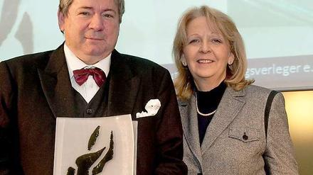 Thomas Beckmann mit seiner Auszeichnung neben Laudatorin Hannelore Kraft