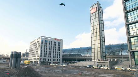 Klotzbrocken. Das Meininger-Hotel auf der Südseite des Bahnhofs rief viel Kritik hervor. Immerhin wird der bisher kahle Washingtonplatz zurzeit aufgehübscht.