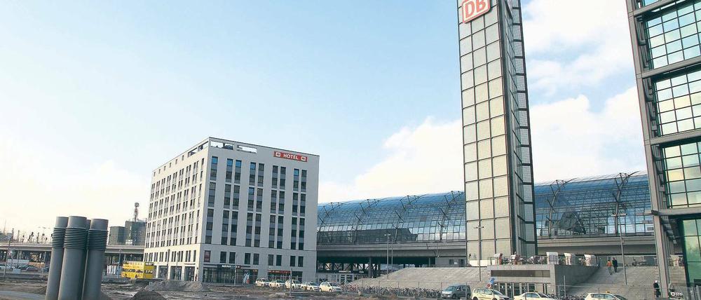 Klotzbrocken. Das Meininger-Hotel auf der Südseite des Bahnhofs rief viel Kritik hervor. Immerhin wird der bisher kahle Washingtonplatz zurzeit aufgehübscht.