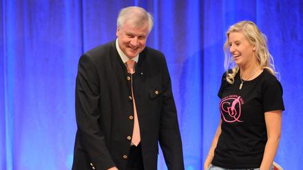 Ein Bild aus besseren Tagen. Viel zu lachen haben CSU-Chef Horst Seehofer und die bayerische JU-Vizevorsitzende Katrin Poleschner derzeit nicht.