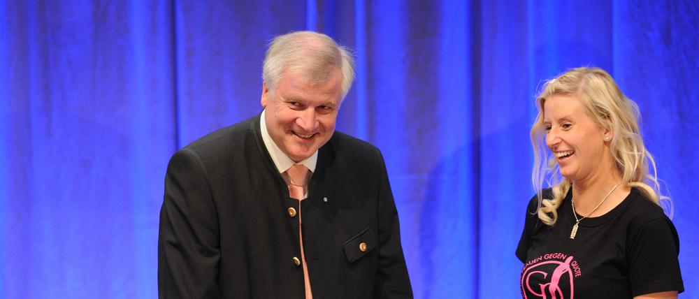 Ein Bild aus besseren Tagen. Viel zu lachen haben CSU-Chef Horst Seehofer und die bayerische JU-Vizevorsitzende Katrin Poleschner derzeit nicht.