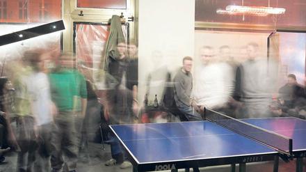 Berliner Platte. Bei Dr. Pong in Prenzlauer Berg wird meistens „Rundlauf“ gespielt. Wer ausscheidet, muss am Rand warten, bis der Sieger feststeht. Manche Spieler dort nehmen das alles ziemlich ernst und bringen ihre eigenen Vereinsschläger mit, um einen Vorteil gegenüber den anderen zu haben. Foto: Gregor Hohenberg/laif
