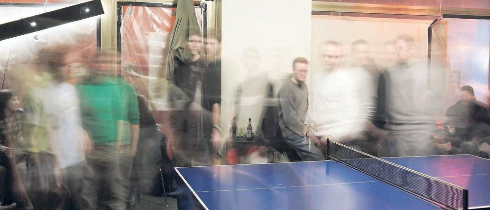 Berliner Platte. Bei Dr. Pong in Prenzlauer Berg wird meistens „Rundlauf“ gespielt. Wer ausscheidet, muss am Rand warten, bis der Sieger feststeht. Manche Spieler dort nehmen das alles ziemlich ernst und bringen ihre eigenen Vereinsschläger mit, um einen Vorteil gegenüber den anderen zu haben. Foto: Gregor Hohenberg/laif