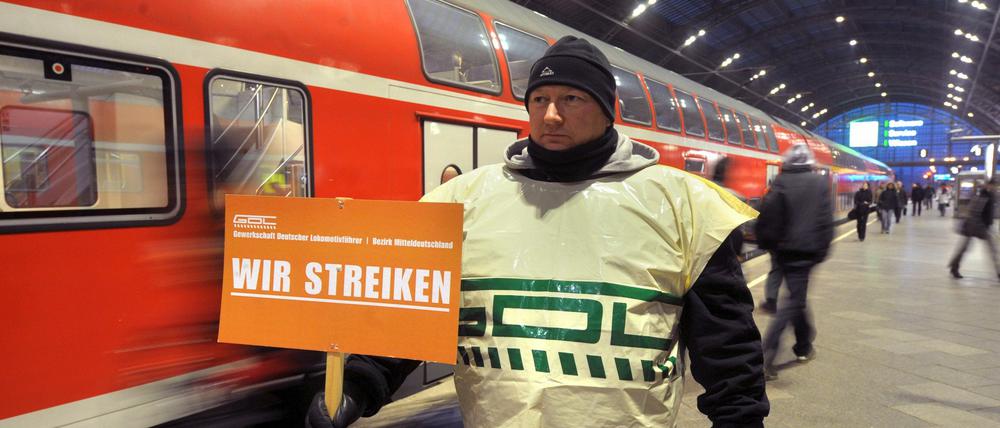 Warnstreiks hatten schon am Dienstag und Freitag vergangener Woche den Schienenverkehr für Stunden massiv behindert.