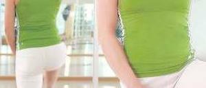 Immer in Balance. Der Prävention gilt das Hauptaugenmerk von Personaltrainerin Nicole Kröning. Um gesund und mobil zu bleiben, empfiehlt sie z. B. aktiv gestaltete Pausen. Auf unserem Foto zeigt sie eine Aroha-Übung vollendet: den „Schwan“.