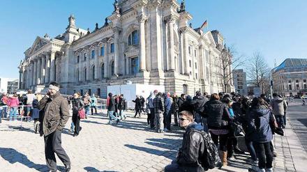 Sitzung nur im Freien. Besucher wie Beschäftigte des Bundestags wurden vom Stromausfall überrascht. Im Innern des Reichstagsgebäudes herrschte Leere; die Technik versagte ihren Dienst. Fotos: dpa