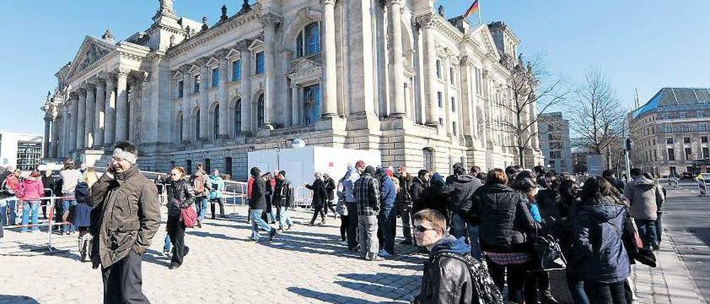 Sitzung nur im Freien. Besucher wie Beschäftigte des Bundestags wurden vom Stromausfall überrascht. Im Innern des Reichstagsgebäudes herrschte Leere; die Technik versagte ihren Dienst. Fotos: dpa