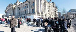 Sitzung nur im Freien. Besucher wie Beschäftigte des Bundestags wurden vom Stromausfall überrascht. Im Innern des Reichstagsgebäudes herrschte Leere; die Technik versagte ihren Dienst. Fotos: dpa