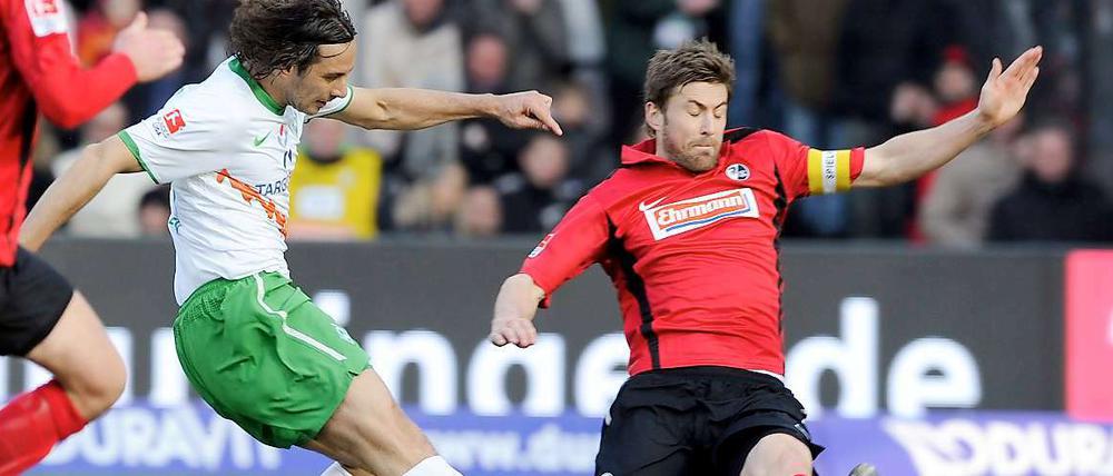 Freiburgs Heiko Butscher hat in dieser Situation keine Chance gegen Claudio Pizarro, der mit diesem Schuss den zweiten Bremer Treffer erzielt.