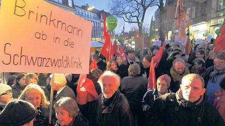 Protest in der Praxis. Ein breites Bündnis hatte zu der Demonstration aufgerufen. Auch Bezirksbürgermeister Norbert Kopp und einige Rathausmitarbeiter nahmen teil. Drinnen saß „Pro Deutschland“-Landeschef Patrik Brinkmann mit den Seinen beisammen.
