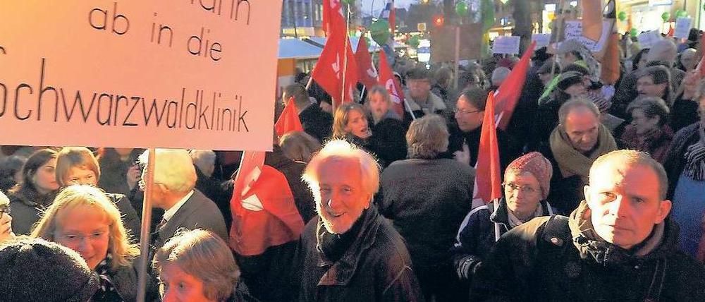 Protest in der Praxis. Ein breites Bündnis hatte zu der Demonstration aufgerufen. Auch Bezirksbürgermeister Norbert Kopp und einige Rathausmitarbeiter nahmen teil. Drinnen saß „Pro Deutschland“-Landeschef Patrik Brinkmann mit den Seinen beisammen.