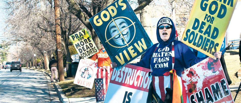 Gott sei Dank für jeden Toten – mit solchen Parolen provoziert die Sekte. Die obersten Richter meinen: Das darf sie. Foto: N. Kamm/AFP