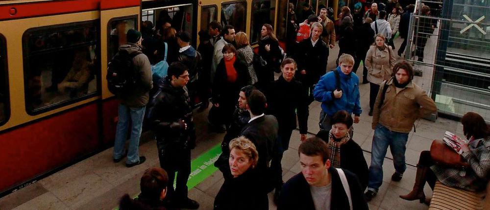 Von vier bis zehn Uhr dauerte am Donnerstag der Streik der Lokführer. Nur wenige Berliner S-Bahnen fuhren. Inzwischen füllen sich die Bahnhöfe wieder, doch es gibt weiterhin Zugausfälle und Verspätungen. Diese Aufnahme wurde am Bahnhof Friedrichstraße gemacht. Weitere Streikbilder in der folgenden Bildergalerie.