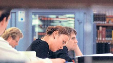 Schneller studieren. Vor den Zeiten von Bachelor und Master wurde die Regelstudienzeit vielfach deutlich überschritten. Das ist nun anders. Foto: dpa