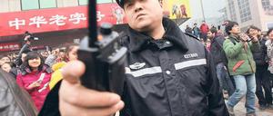 Vertrieben werden Reporter und Fotografen, die wie hier über Protestaktionen der JasminRevolution in Peking berichten wollen. Foto: dpa